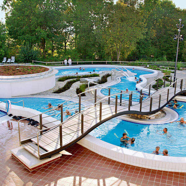Über den Thermenbach in der Rottal Therme führt eine Brücke.