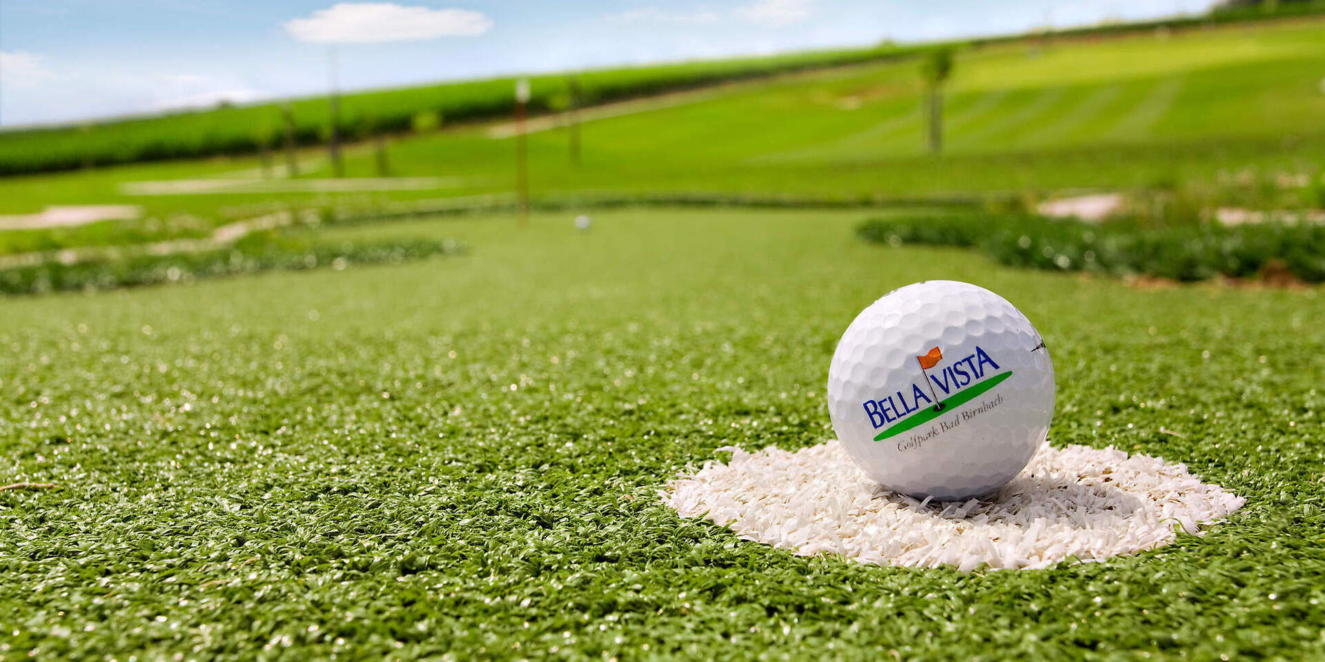 Auf einem Golfplatz bei Bad Birnbach liegt ein Golfball auf einem weiß markierten Punkt
