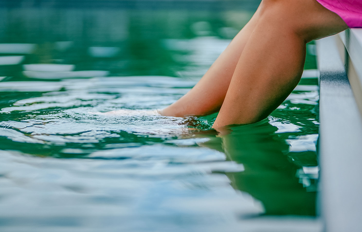 das kühle Wasser des Naturpools im Hotel Churfürstenhof genießen