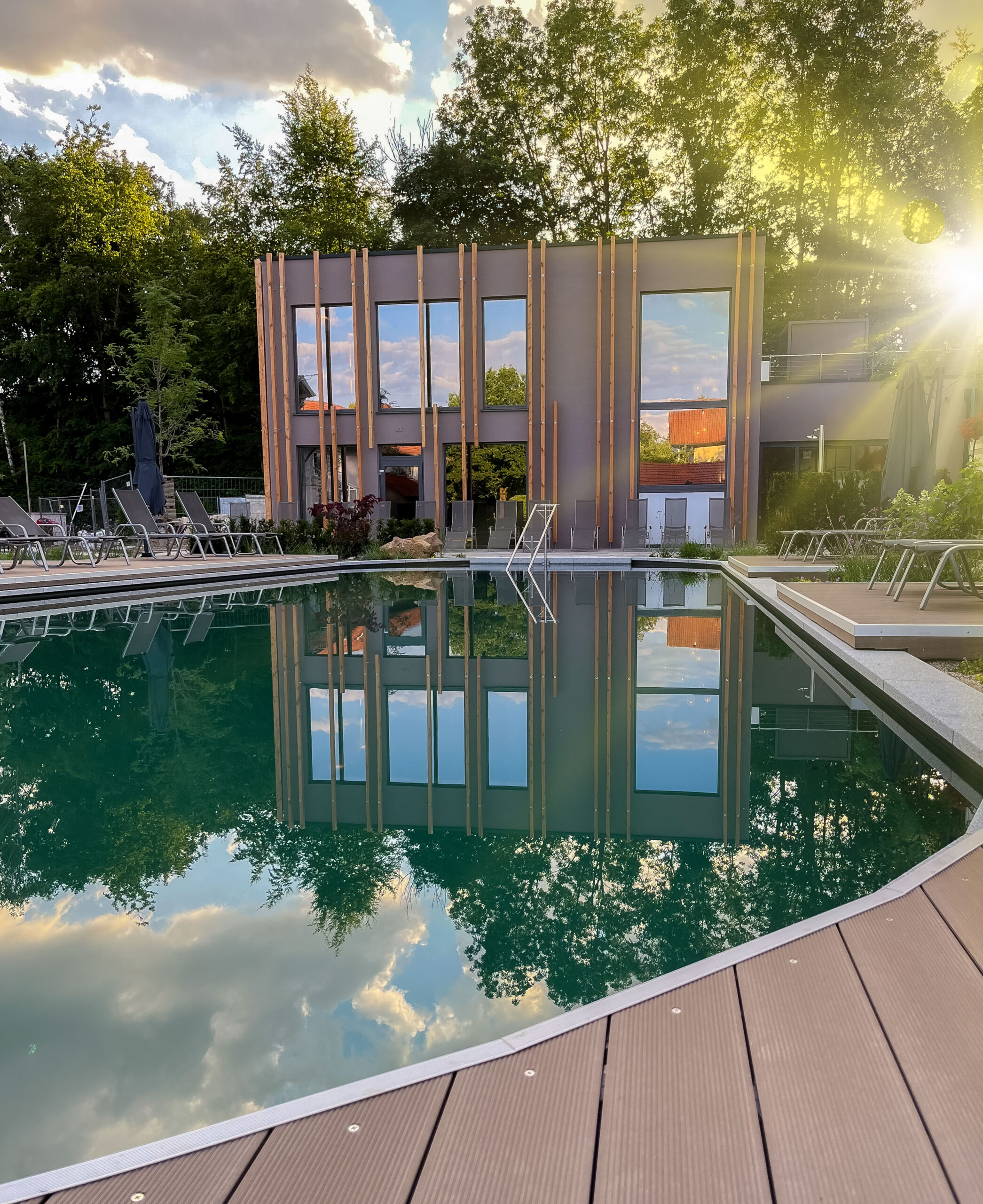 Naturpool des Hotels Churfürstenhof vor dem Wellnesskubus