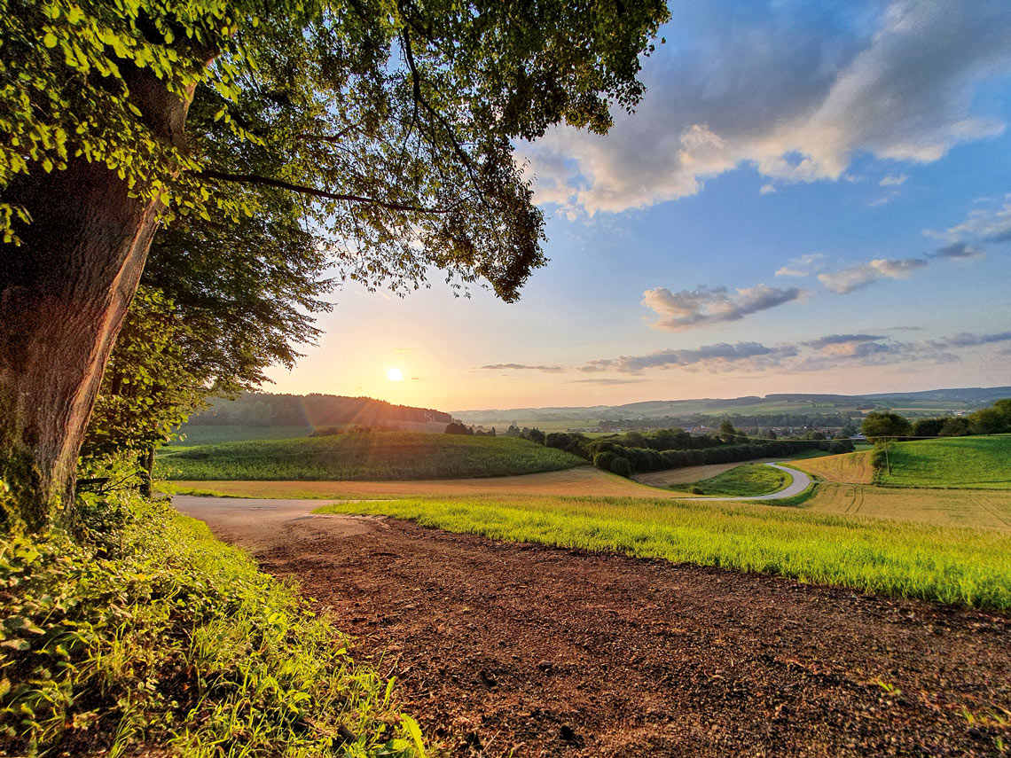 Sonnenuntergang am Wanderweg Bad Birnbach — Wanderurlaub Niederbayern Hotel Churfürstenhof
