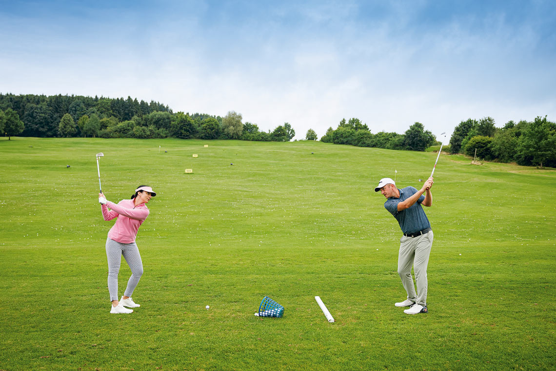 Zwei Golfer beim Schwungtraining auf der Driving Range im Bella Vista Golfpark Bad Birnbach