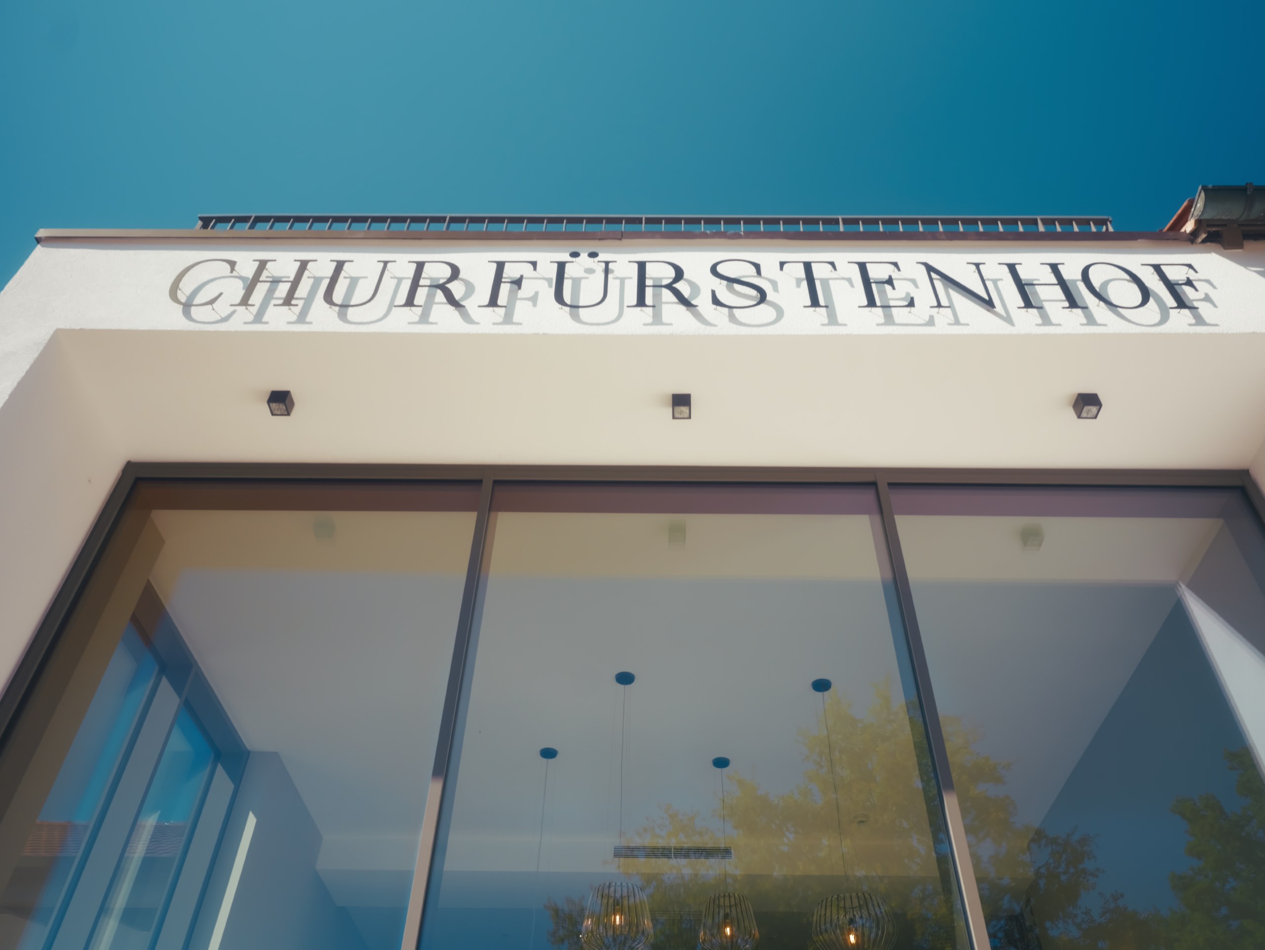 Der neue Haupteingang vom komplett neu Renovierten und teils neu gebauten Hotel Churfürstenhof in Niederbayern.