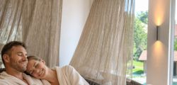 Paar in Bademänteln entspannt mit Tee und Kerze auf einem Tagesbett im Ruheraum des Hotel Churfürstenhof