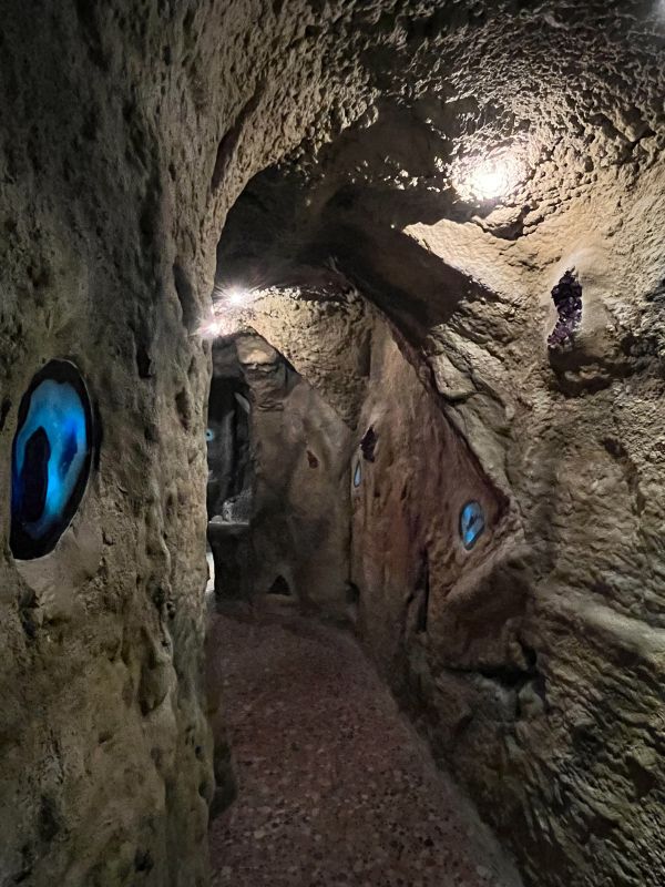 Heilsteingrotte mit beleuchteten Edelsteinen in den Felswänden im Wellnesshotel Churfürstenhof