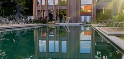 Naturpool des Hotels Churfürstenhof vor dem Wellnesskubus