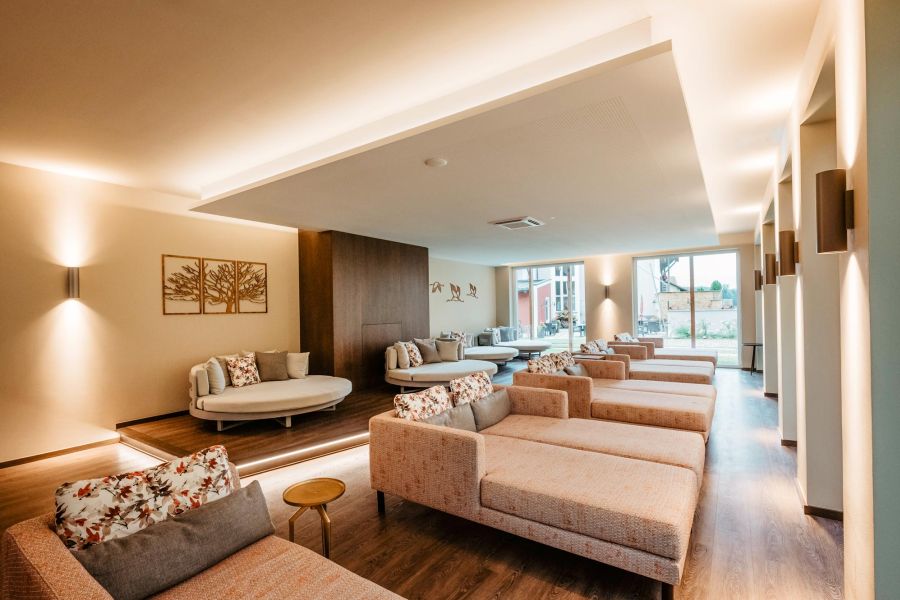 Relaxation room with upholstered day beds and warm lighting in the spa at the Churfürstenhof Bad Birnbach