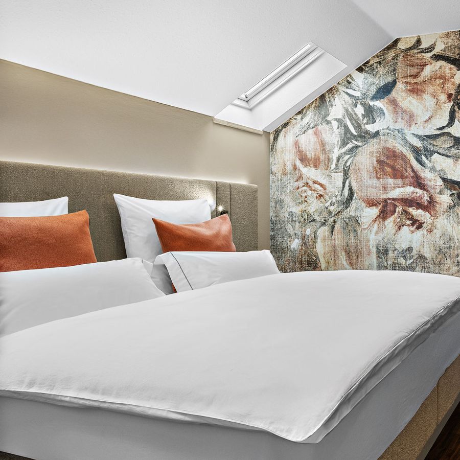 Komfort-Suite mit Doppelbett, floralem Wandbild und Parkettboden im Wellnesshotel Churfürstenhof Bad Birnbach