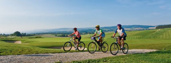 drei Radfahrer auf einer Radtour nähe Bad Birnbach