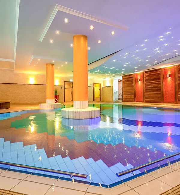 Thermal-Innenpool des Hotels Churfürstenhof mit Säulen und Sternenhimmel-Beleuchtung