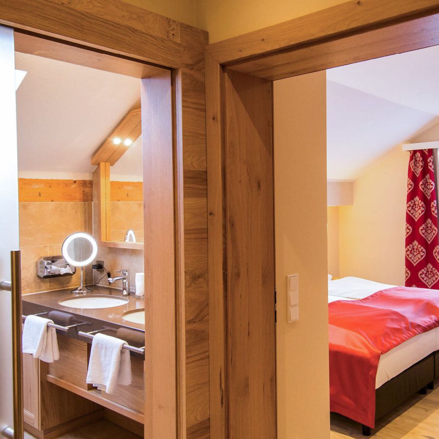 Blick in Bad und Schlafzimmer der Suite Bad Birnbacher Chalet im Hotel Churfürstenhof Bad Birnbach