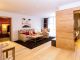 Wohnbereich der Suite Royal im Hotel Churfürstenhof Bad Birnbach mit Sofa, Sesseln und heller Holzeinrichtung