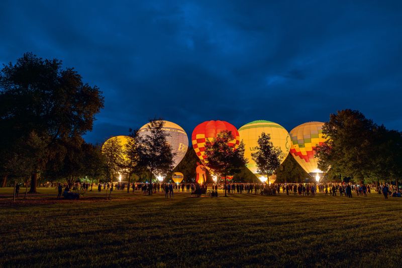 Leuchtende Heißluftballons beim abendlichen Ballonglühen auf dem Bad Birnbacher Sommerfest