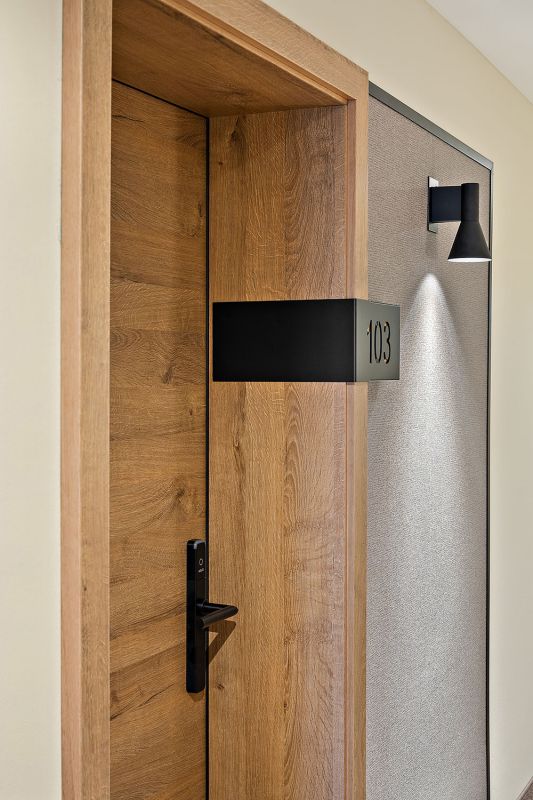 Zimmertür aus Eichenholz mit Nummer 103 im Flur des Hotel Churfürstenhof Bad Birnbach