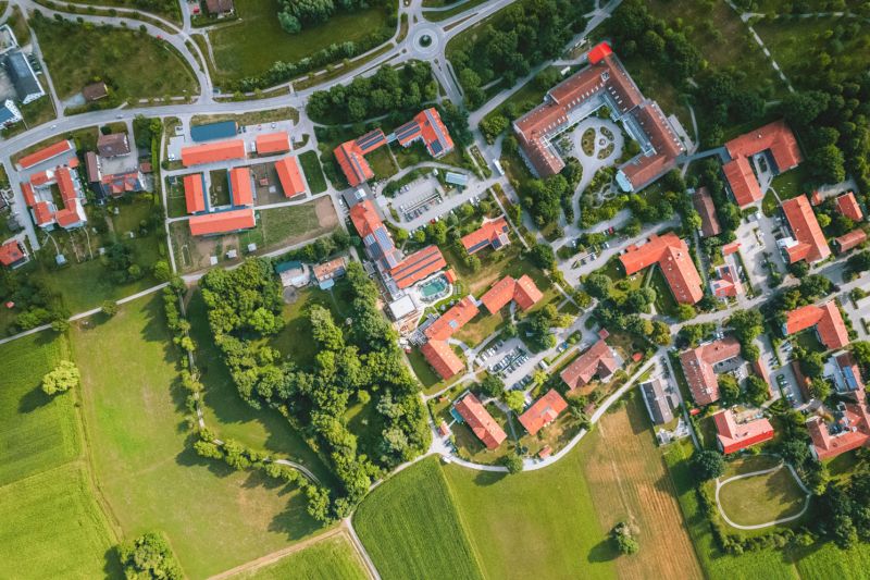 Luftaufnahme des Kurorts Bad Birnbach mit dem Hotel Churfürstenhof inmitten grüner Wiesen