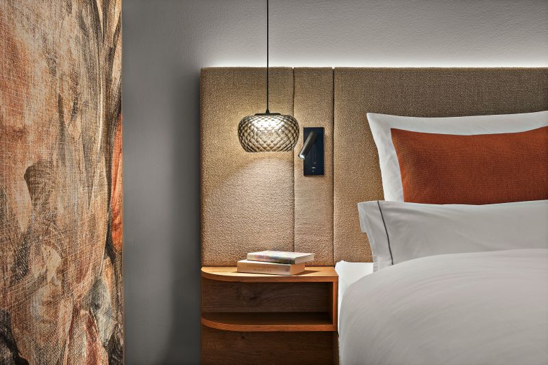 Zimmer Prinzess im Wellnesshotel Churfürstenhof: Bett mit stoffbezogenem Kopfteil, Pendelleuchte und Nachtablage