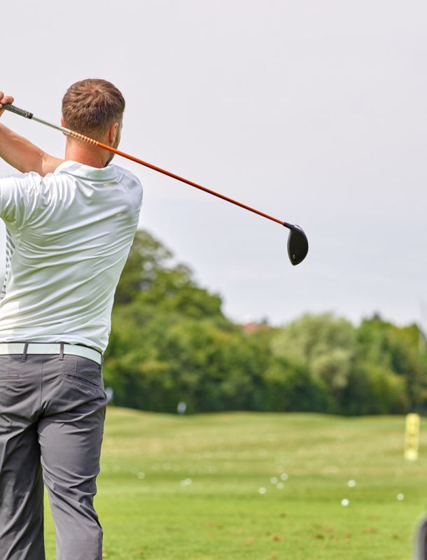 Golfer beim Abschlag auf dem Platz des Quellness Golf Resorts Bad Griesbach