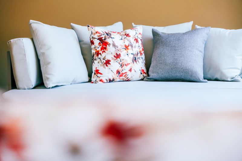 Helle und geblümte Kissen auf einem Tagesbett im Ruheraum des Wellnesshotels Churfürstenhof