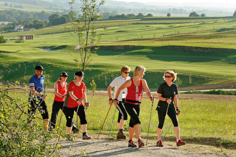 Nordic-Walking-Gruppe auf einem Weg am Golfpark Bella Vista bei Bad Birnbach