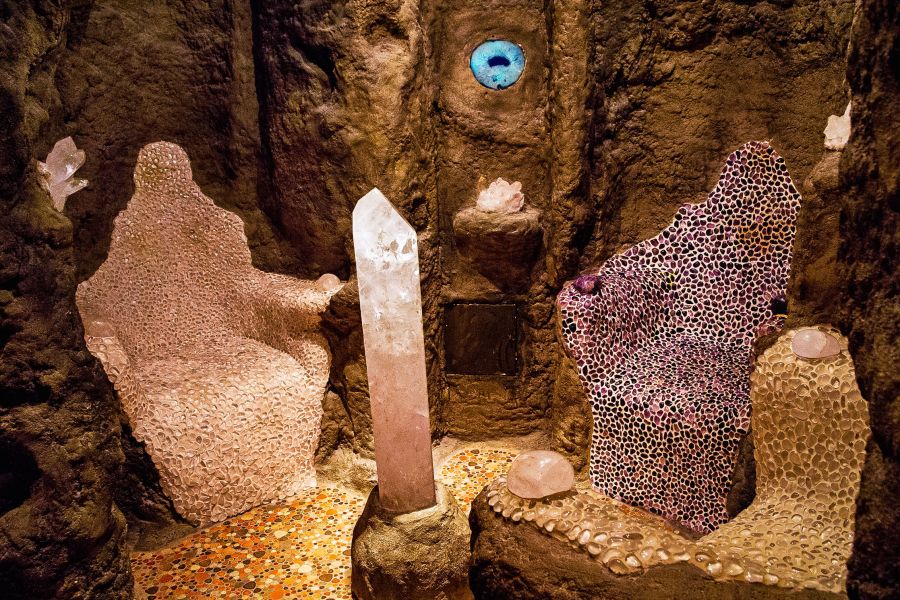 Entspannen mit allen Sinnen in der Salzsteingrotte die wie eine Höhle der Ruhe mit den Edelsteinsitzen wirkt.