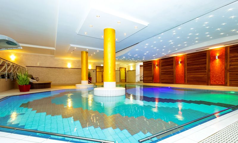 Indoorpool mit goldenen Säulen und Sternenhimmel-Decke im Hotel Churfürstenhof