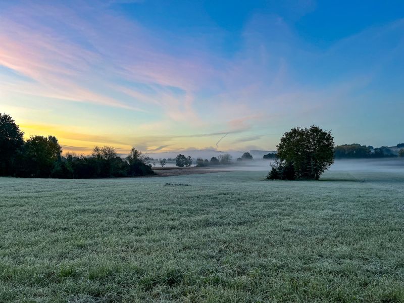 Sonnenaufgang über nebligen Wiesen und Feldern in der Natur rund um Bad Birnbach