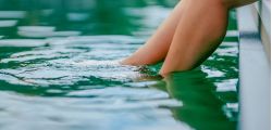 das kühle Wasser des Naturpools im Hotel Churfürstenhof genießen