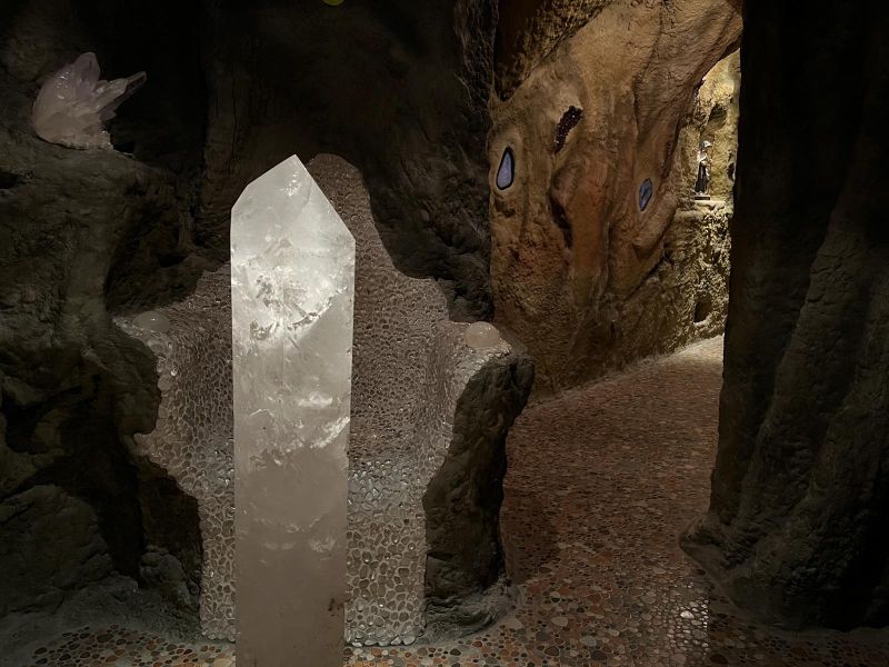 Heilsteingrotte mit großem Bergkristall im Wellnesshotel Churfürstenhof