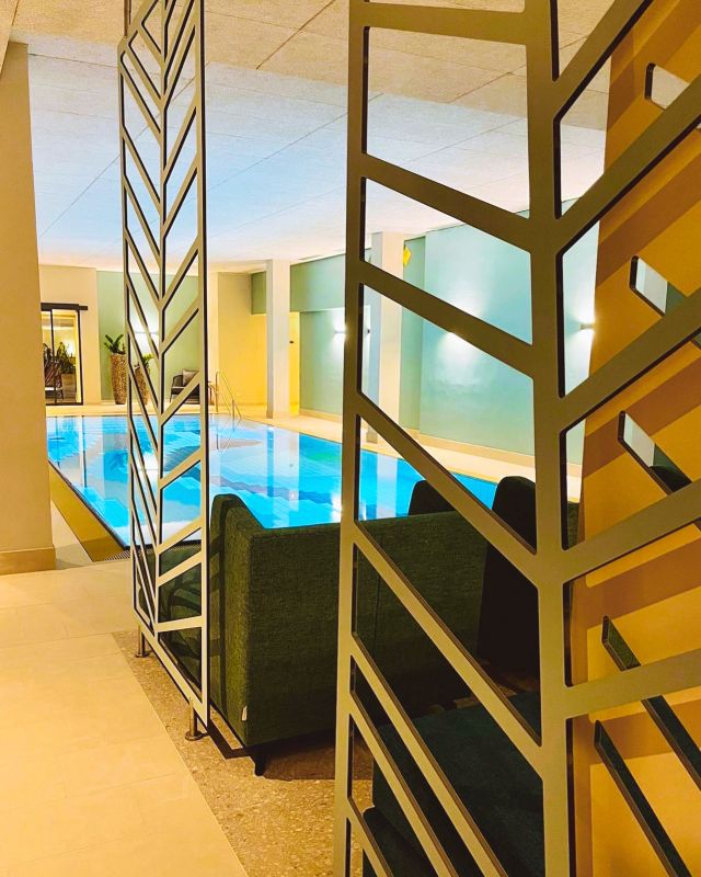 Wellnesspool und Thermalbadebecken mit Wassertemperatur von 32°