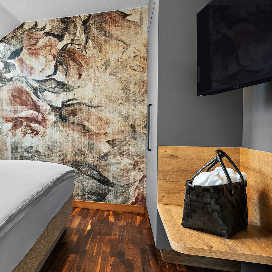Komfort-Suite mit Doppelbett, floralem Wandbild und Parkettboden im Wellnesshotel Churfürstenhof Bad Birnbach