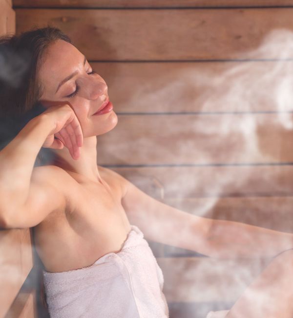 Zwei Frauen in Handtüchern entspannen in der Lehmsauna der Saunalandschaft im Hotel Churfürstenhof