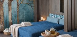 Dekorierter Ruheraum im Spa des Hotels Churfürstenhof Bad Birnbach mit blauen Liegen, Tee, Kerzen und Handtüchern