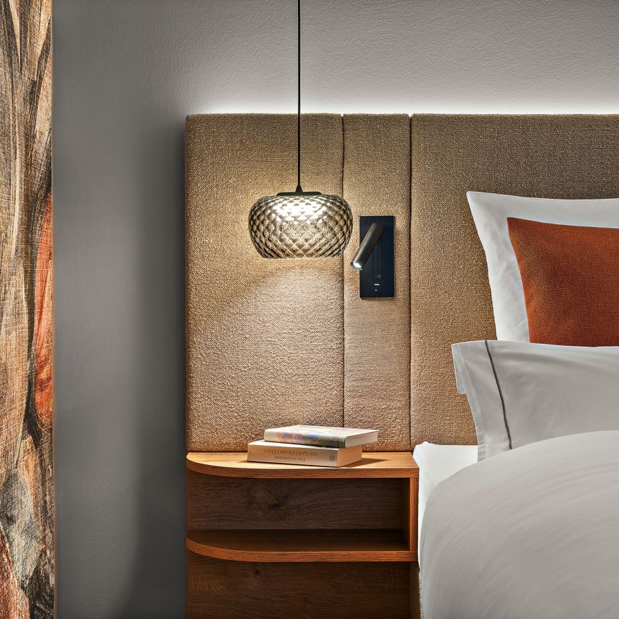 Zimmer Prinzess im Wellnesshotel Churfürstenhof: Bett mit stoffbezogenem Kopfteil, Pendelleuchte und Nachtablage