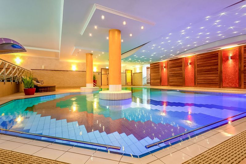 Thermal-Innenpool des Hotels Churfürstenhof mit Säulen und Sternenhimmel-Beleuchtung