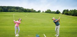 Zwei Golfer beim Schwungtraining auf der Driving Range im Bella Vista Golfpark Bad Birnbach