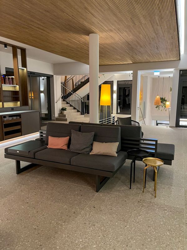 Moderne Lounge mit Sofa und Teeküche mit Getränken im Wellnesshotel Churfürstenhof